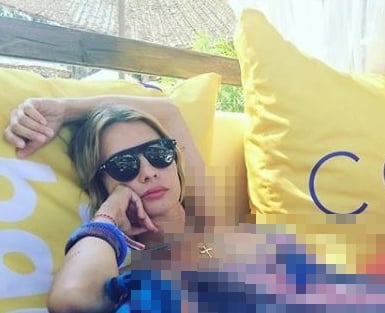 Foto - 'Hristiyanlık propagandası': İğrenç pozlar paylaşan oyuncu 'haç' taktı!