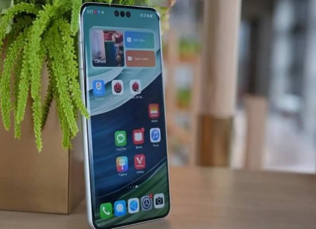 Huawei, yeni telefonuyla ABD'yi üzdü