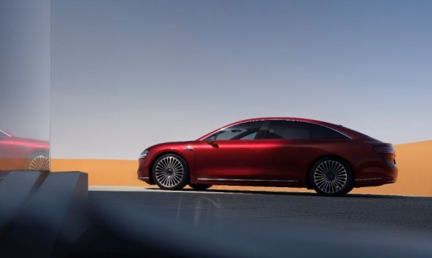 Foto - Huawei'den Mercedes'i kıskandıracak başarı! Elektrikli sedanı Stelato S9’u tanıttı