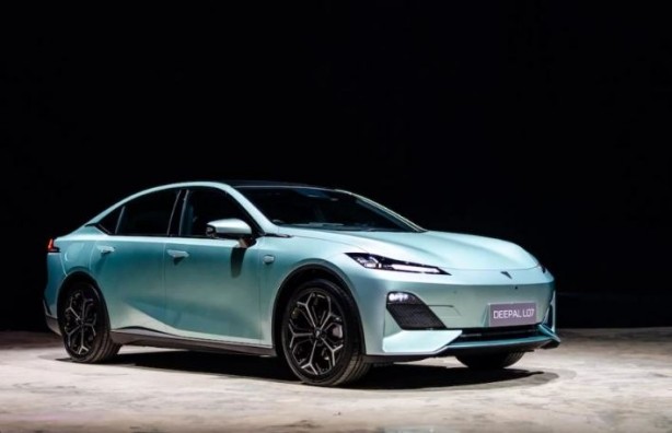 Foto - Huawei’nin elektrikli otomobili Deepal L07 tanıtıldı!