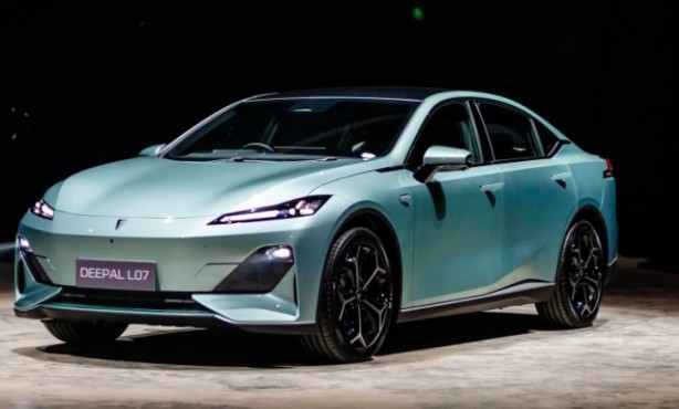 Huawei’nin elektrikli otomobili Deepal L07 tanıtıldı!