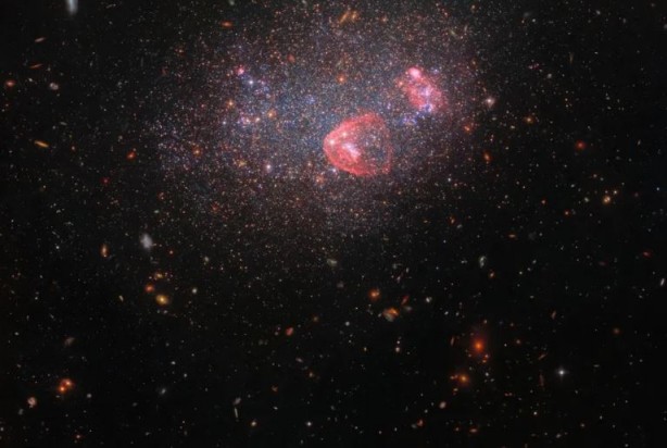 Foto - Hubble ihtişamlı cüce galaksiyi görüntüledi