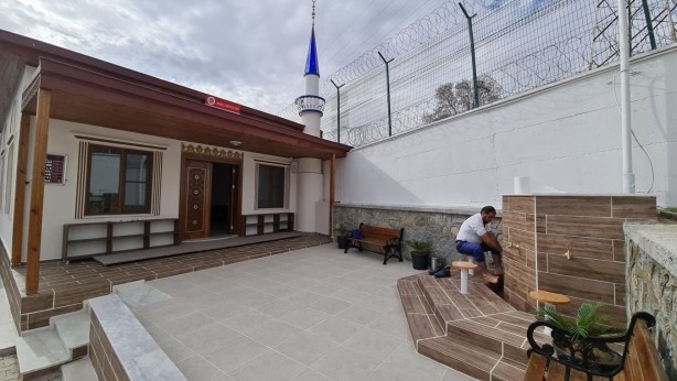 Foto - Hükümlülerden alkışlanacak hareket! Kendi camilerini yapıp ilk cuma namazını kıldılar