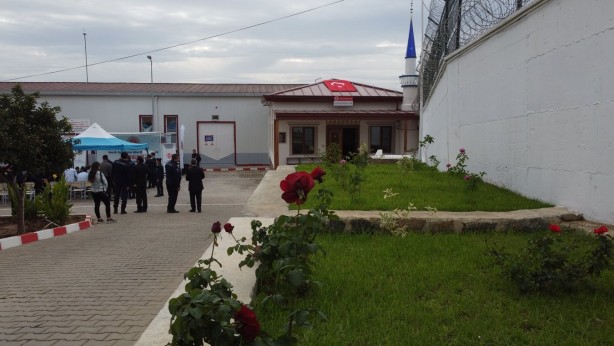 Foto - Hükümlülerden alkışlanacak hareket! Kendi camilerini yapıp ilk cuma namazını kıldılar