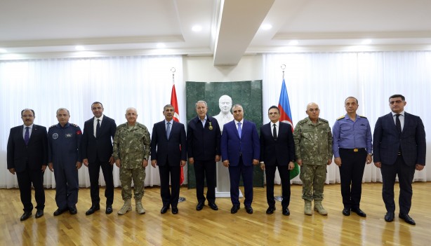 Foto - Hulusi Akar’a Azerbaycan’dan madalya