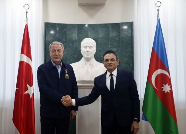 Foto - Hulusi Akar’a Azerbaycan’dan madalya