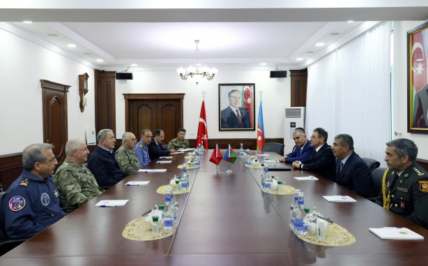 Foto - Hulusi Akar’a Azerbaycan’dan madalya