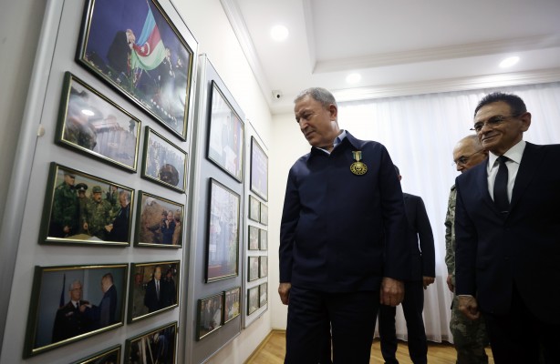 Foto - Hulusi Akar’a Azerbaycan’dan madalya