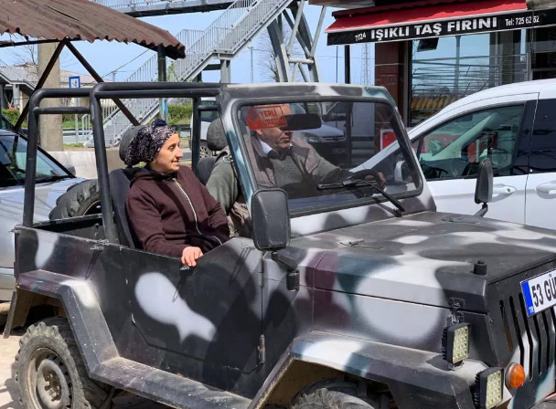 Hurda demirleri topladı! İhtiyacını karşılayacak bir araba yaptı