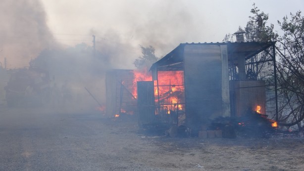 Hurda yakmak isterken mahalleyi ateşe veren hurdacı tutuklandı