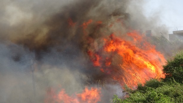 Foto - Hurda yakmak isterken mahalleyi ateşe veren hurdacı tutuklandı