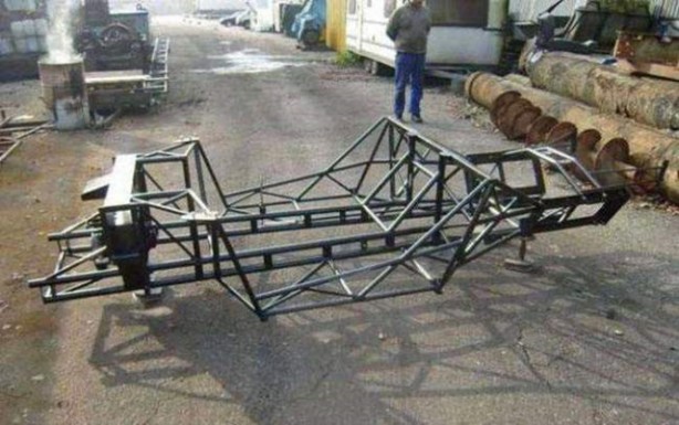 Foto - Hurdalık demirleri lüks arabaya dönüştürdü!