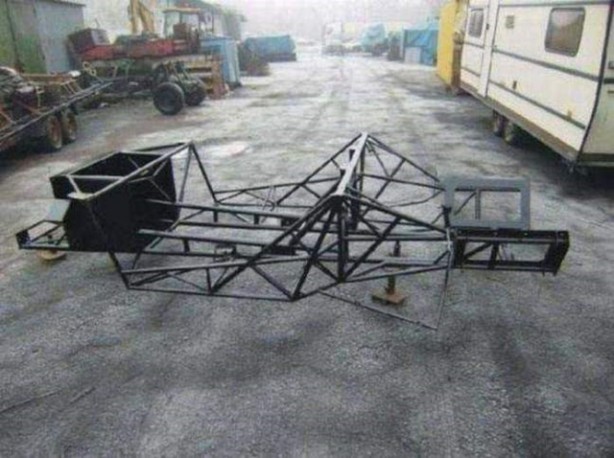 Foto - Hurdalık demirleri lüks arabaya dönüştürdü!