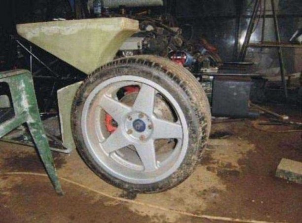 Foto - Hurdalık demirleri lüks arabaya dönüştürdü!