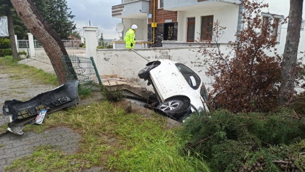 Foto - Hurdaya dönen araçtan sağ çıktılar!