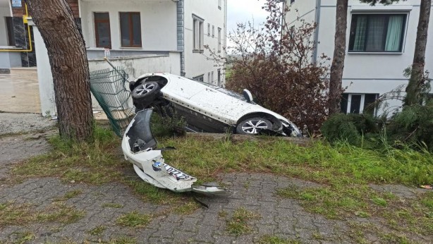Foto - Hurdaya dönen araçtan sağ çıktılar!