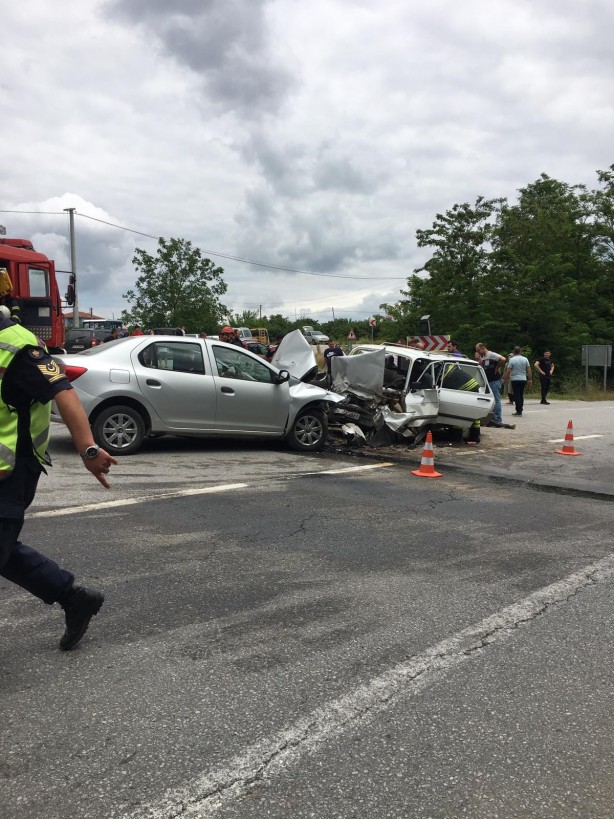 Foto - Hurdaya dönen otomobilde sıkışanların imdadına itfaiye yetişti!