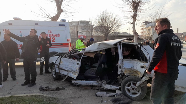 Foto - Hurdaya dönen otomobilden yaralı olarak kurtuldu