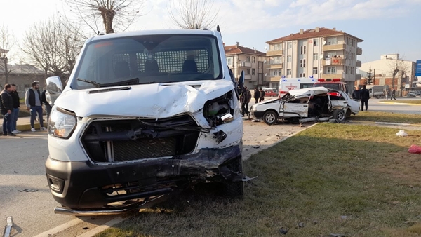 Foto - Hurdaya dönen otomobilden yaralı olarak kurtuldu