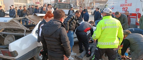 Hurdaya dönen otomobilden yaralı olarak kurtuldu
