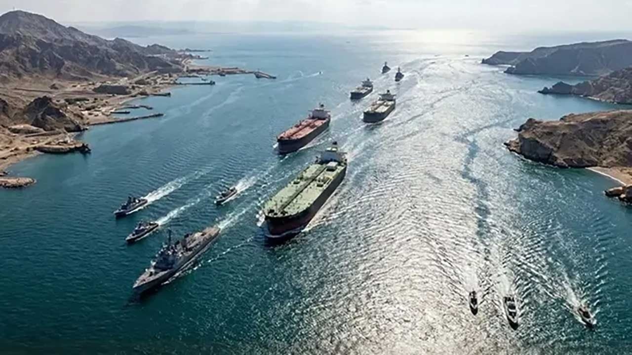 Foto - Hürmüz'de küresel sömürgecilere ağır darbe: İzinsiz geçen süper tanker mayına çarparak patladı!