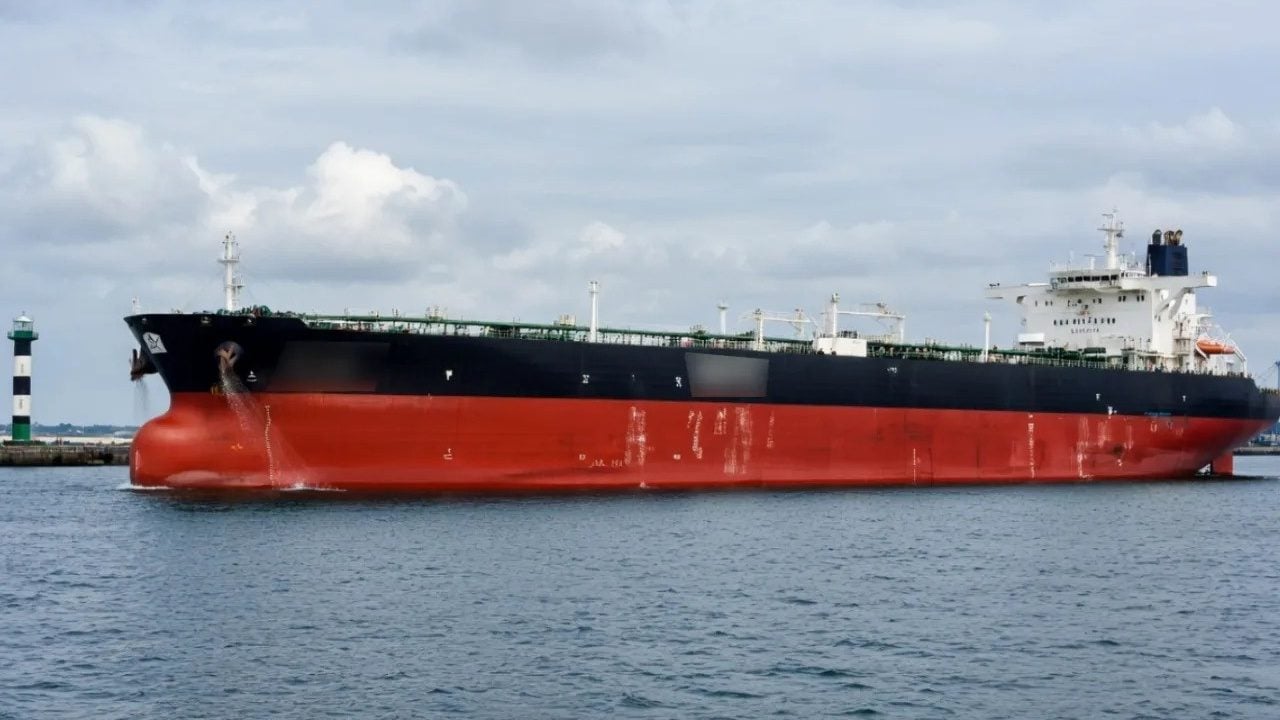 Foto - Hürmüz'de küresel sömürgecilere ağır darbe: İzinsiz geçen süper tanker mayına çarparak patladı!