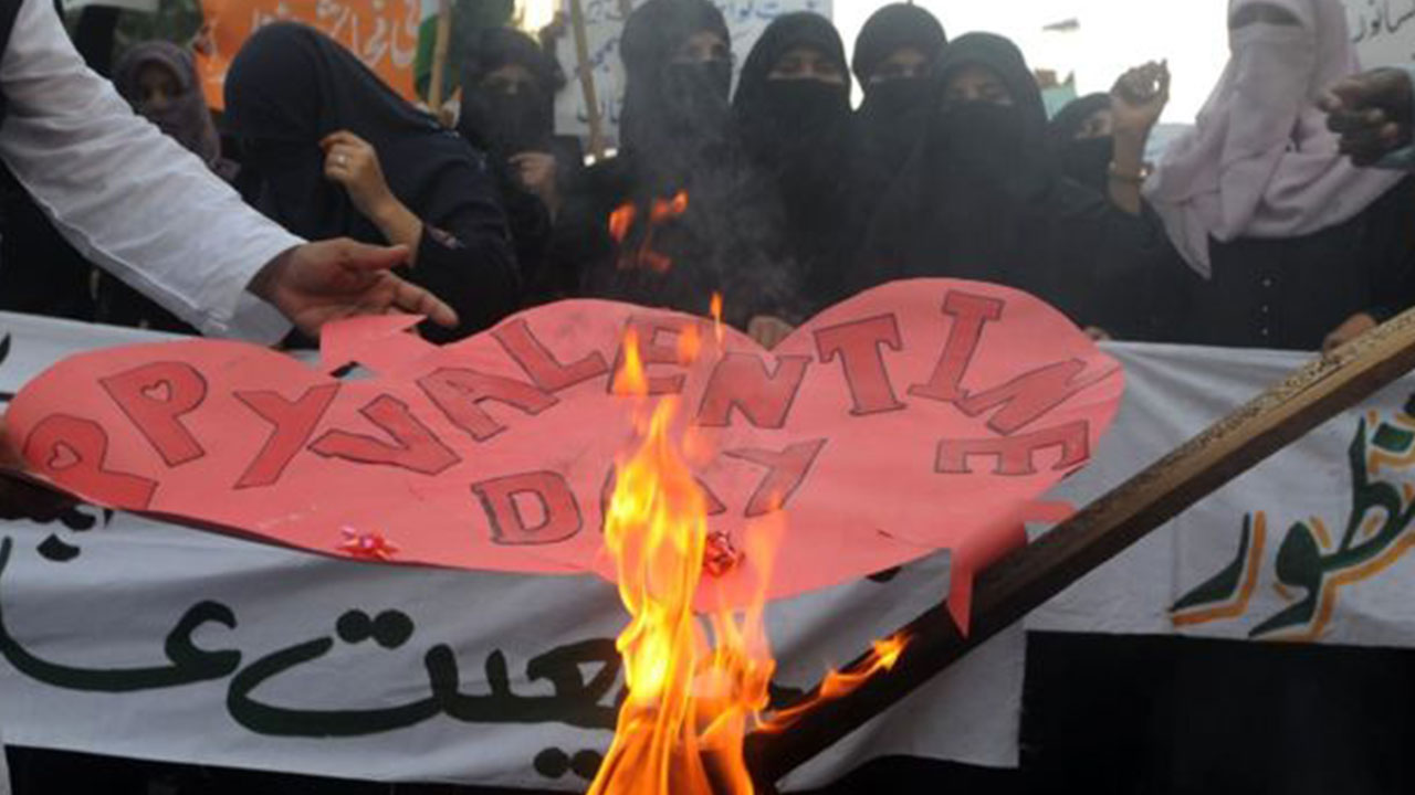 Foto - Hüseyin Çevik o Müslümanları uyardı: Başınıza çok büyük bir lanet gelecek