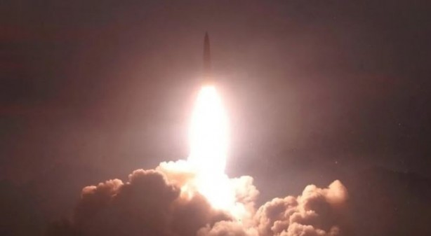 Foto - Husiler seyir füzesiyle bir gemi daha vurdu