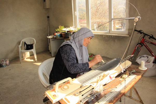 Foto - Hüsniye Nine seferber oldu! 1998 model makineyle depremzedeler için çalışıyor