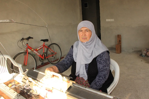 Hüsniye Nine seferber oldu! 1998 model makineyle depremzedeler için çalışıyor