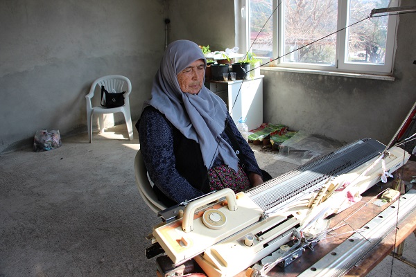 Foto - Hüsniye Nine seferber oldu! 1998 model makineyle depremzedeler için çalışıyor