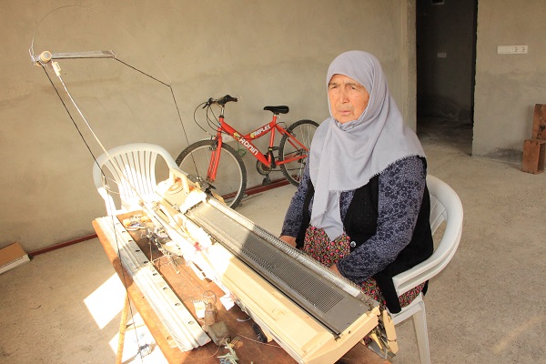 Foto - Hüsniye Nine seferber oldu! 1998 model makineyle depremzedeler için çalışıyor