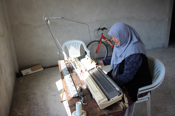 Foto - Hüsniye Nine seferber oldu! 1998 model makineyle depremzedeler için çalışıyor