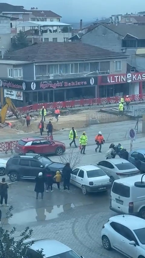 Foto - Husumetli sürücüler önce birbirlerine çarptı, ardından tekme tokat kavga etti