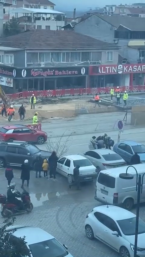 Husumetli sürücüler önce birbirlerine çarptı, ardından tekme tokat kavga etti