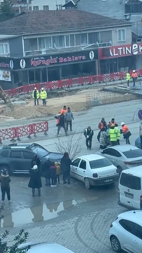 Foto - Husumetli sürücüler önce birbirlerine çarptı, ardından tekme tokat kavga etti