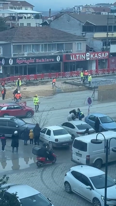 Foto - Husumetli sürücüler önce birbirlerine çarptı, ardından tekme tokat kavga etti