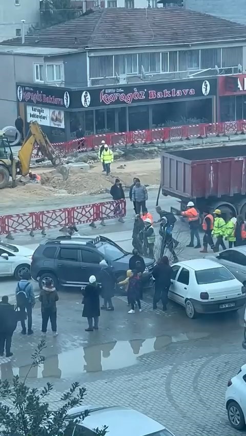 Foto - Husumetli sürücüler önce birbirlerine çarptı, ardından tekme tokat kavga etti