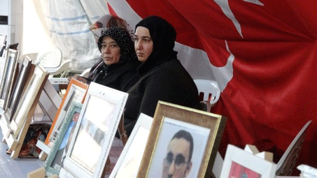 Foto - Hüzünlü gözlerle evlatlarını bekliyorlar! Evlatlarımıza kavuşmak için...