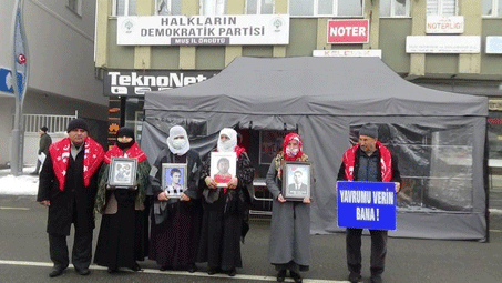 Foto - Hüzünlü gözlerle evlatlarını bekliyorlar! Evlatlarımıza kavuşmak için...