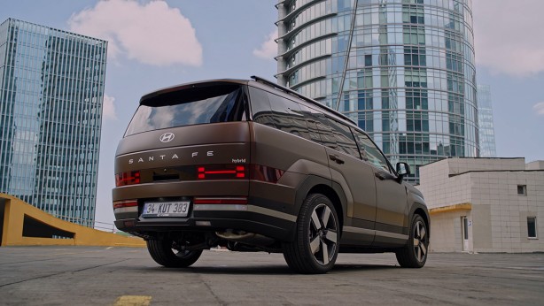 Foto - Hyundai 24 yıl önce tanıtılan yeni SANTA FE’yi satışa sundu! Dört çeker otomobil segment lideri olmaya geldi! 7 kişilik dev!