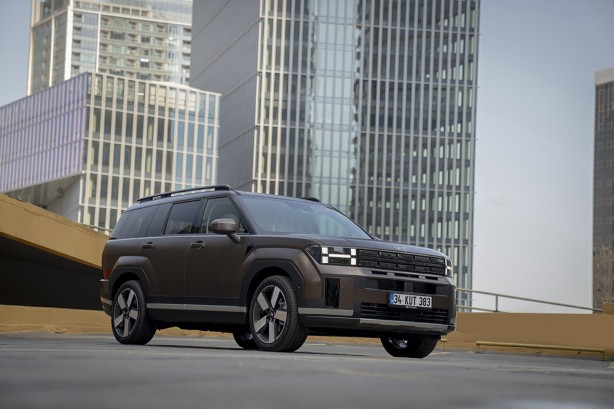 Hyundai 24 yıl önce tanıtılan yeni SANTA FE’yi satışa sundu! Dört çeker otomobil segment lideri olmaya geldi! 7 kişilik dev!