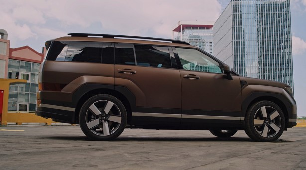 Foto - Hyundai 24 yıl önce tanıtılan yeni SANTA FE’yi satışa sundu! Dört çeker otomobil segment lideri olmaya geldi! 7 kişilik dev!