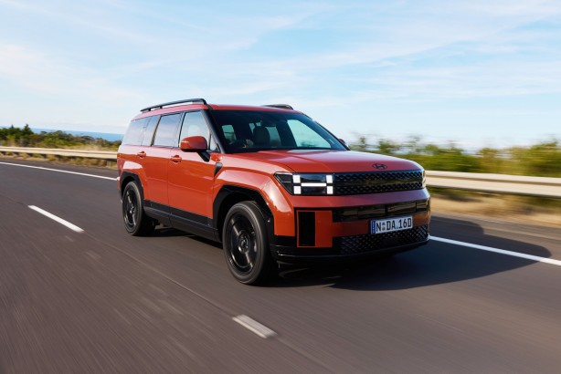 Foto - Hyundai 24 yıl önce tanıtılan yeni SANTA FE’yi satışa sundu! Dört çeker otomobil segment lideri olmaya geldi! 7 kişilik dev!