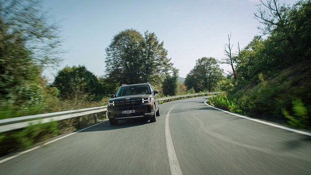 Foto - Hyundai 24 yıl önce tanıtılan yeni SANTA FE’yi satışa sundu! Dört çeker otomobil segment lideri olmaya geldi! 7 kişilik dev!