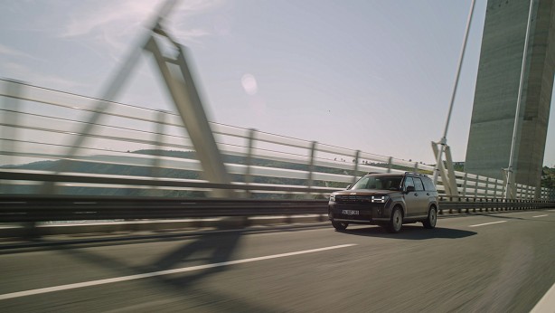 Foto - Hyundai 24 yıl önce tanıtılan yeni SANTA FE’yi satışa sundu! Dört çeker otomobil segment lideri olmaya geldi! 7 kişilik dev!