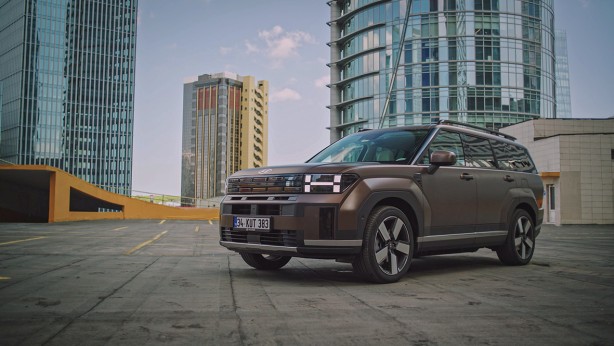 Foto - Hyundai 24 yıl önce tanıtılan yeni SANTA FE’yi satışa sundu! Dört çeker otomobil segment lideri olmaya geldi! 7 kişilik dev!