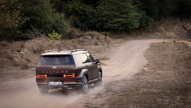 Foto - Hyundai 24 yıl önce tanıtılan yeni SANTA FE’yi satışa sundu! Dört çeker otomobil segment lideri olmaya geldi! 7 kişilik dev!