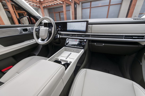 Foto - Hyundai 24 yıl önce tanıtılan yeni SANTA FE’yi satışa sundu! Dört çeker otomobil segment lideri olmaya geldi! 7 kişilik dev!