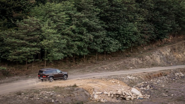 Foto - Hyundai 24 yıl önce tanıtılan yeni SANTA FE’yi satışa sundu! Dört çeker otomobil segment lideri olmaya geldi! 7 kişilik dev!